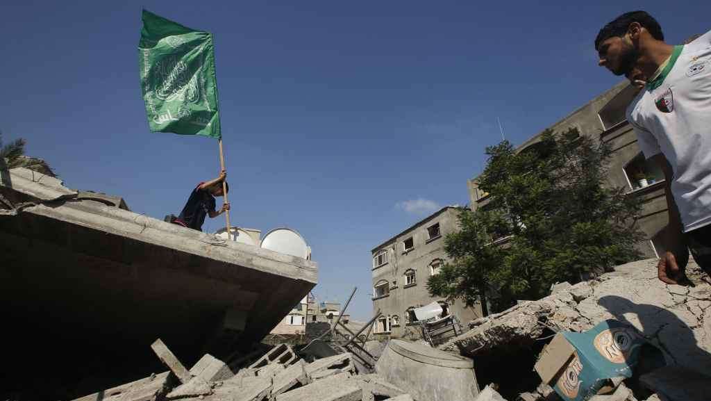 La-bandiera-di-Hamas-sventola-sulle-macerie-Reuters